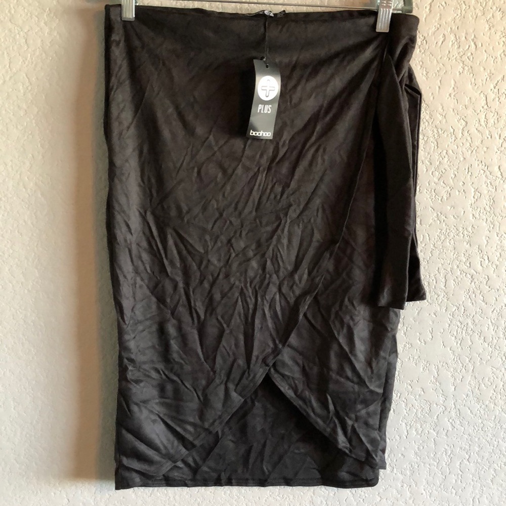 NWT Boohoo plus suede like pencil skirt